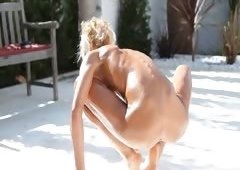 Super flexi thin lady peeing outdoors