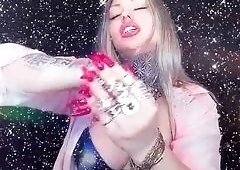 RussianBeautys Golden Hands Trigger Goldsmerizing Orgasm